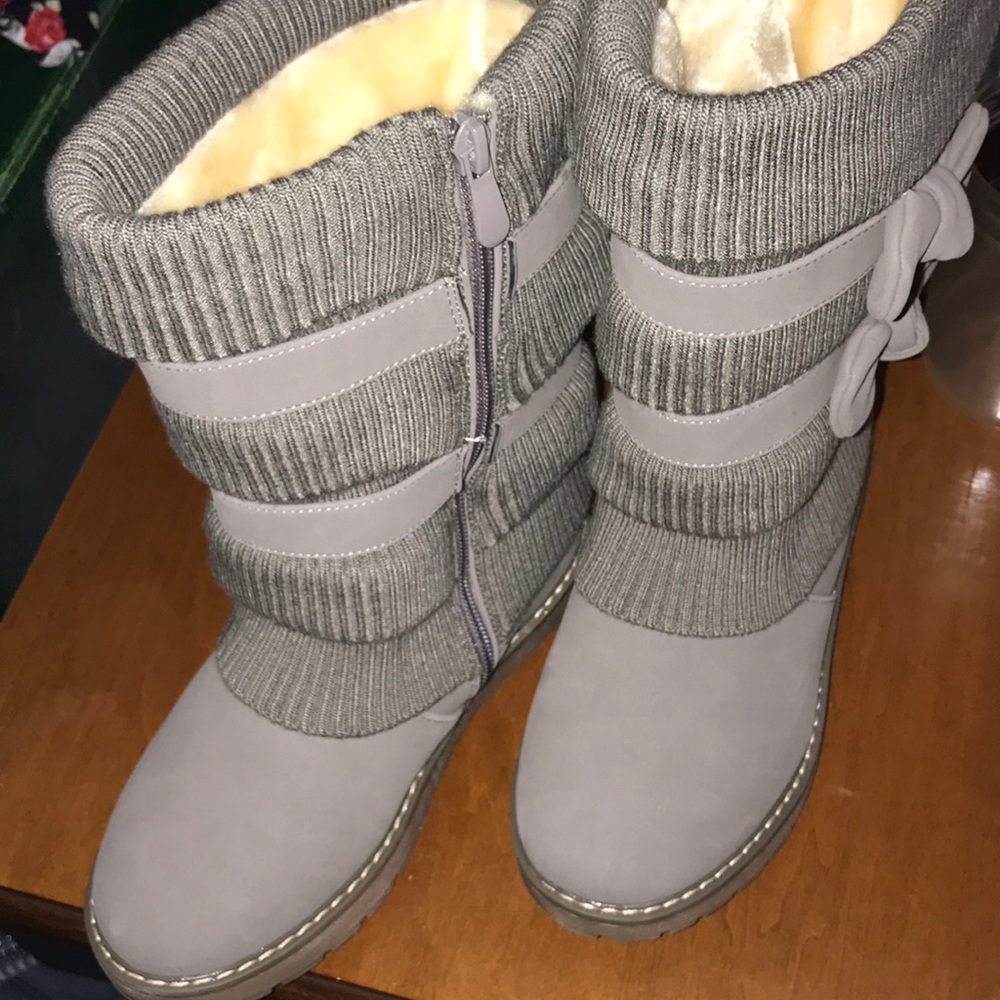 Girls grey boots